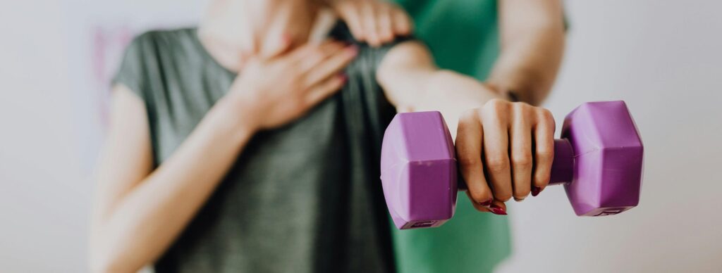 reeducation apres rupture tendon biceps exercice dr pierre laumonerie chirurgien specialiste du coude paris